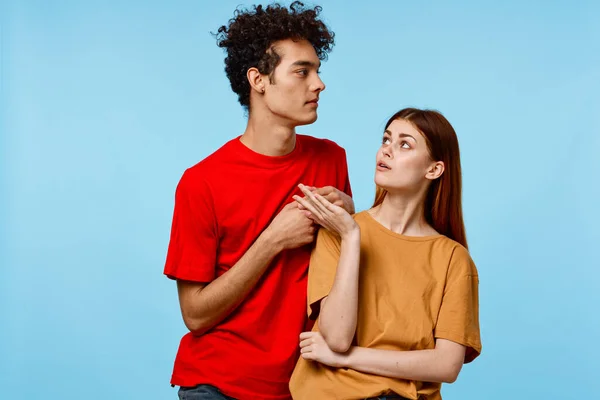 Férfi és nő áll egymás mellett kommunikáció divat modern stílus kék háttér — Stock Fotó