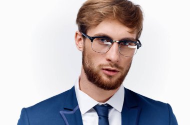 Gözlük takan seksi bir adamın portresi iş dünyası finans ve mavi ceket modeli