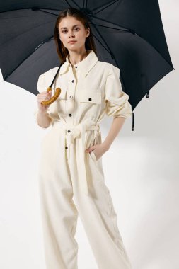Kadın açık şemsiyeli beyaz takım elbise modern moda