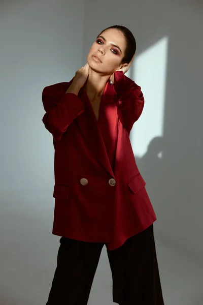 Mulher com maquiagem brilhante glamour vermelho jaqueta decoração moda — Fotografia de Stock