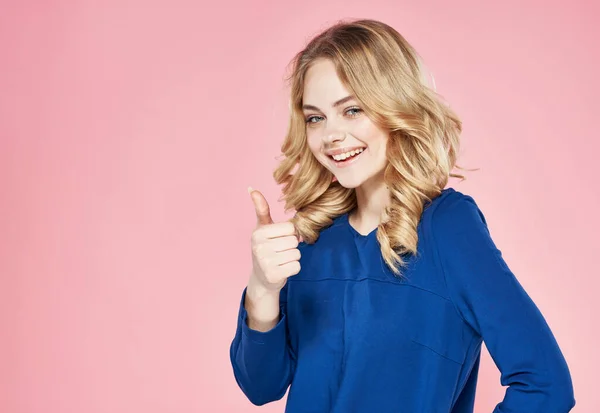 Loira elegante em azul vestido emoção estilo de vida rosa fundo — Fotografia de Stock