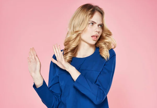 Emotionele vrouw blauw jurk levensstijl ontevredenheid roze achtergrond — Stockfoto