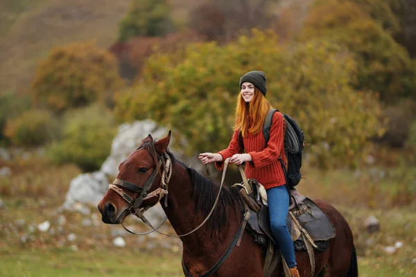 Mulher bonita na natureza andar divertido cavalo com viagens — Fotografia de Stock