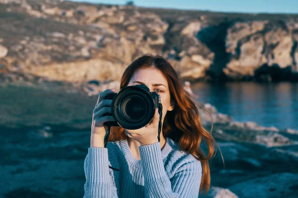 Femme caméra touristique nature paysage Voyage professionnel — Photo