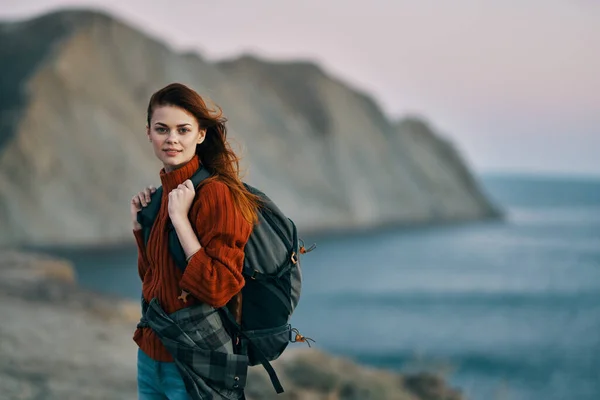 Donna turista con zaino vicino al mare sulla natura montagne sullo sfondo stile di vita — Foto Stock