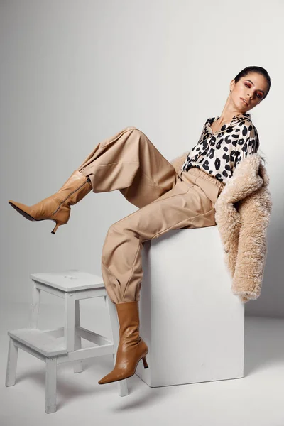 Mulher bonita em camisa de leopardo moderno estúdio de estilo outono — Fotografia de Stock