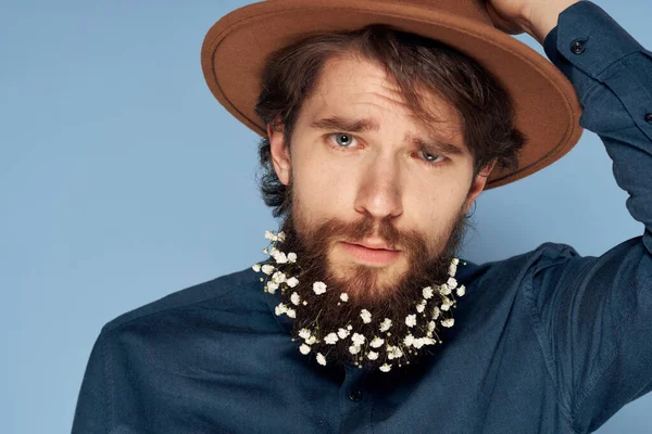 Homme en fleurs chapeau en barbe émotions écologie style fond bleu — Photo