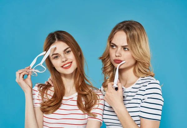 Két érett nő divatos ruhák csíkos pólók vágott kék háttér csevegés — Stock Fotó