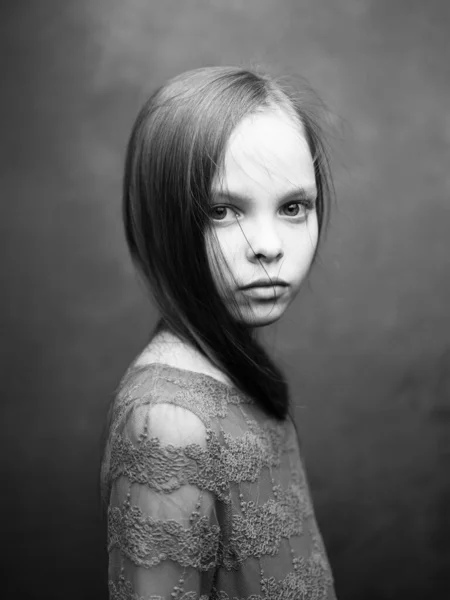 一个漂亮的小女孩的肖像灰色摄影服装模型侧面视图 — 图库照片