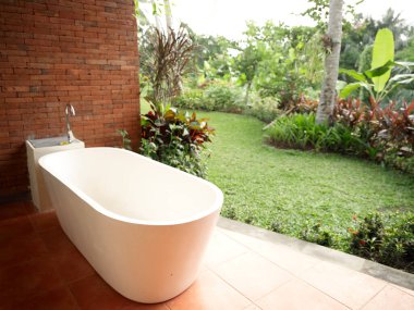 Duvarsız banyo iç mimarisi temiz hava ağaçları doğa.