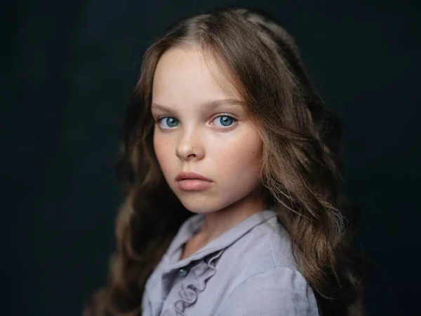 Portré egy lány kék szemekkel egy sötét szürke sundress háttér és vágott kilátás — Stock Fotó