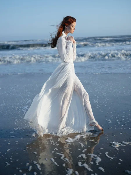 Ρομαντική γυναίκα σε πλήρες μήκος sundress από τον ωκεανό μπλε ουρανό παραλία — Φωτογραφία Αρχείου