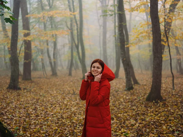 Femme en veste rouge en automne Feuilles jaunes marchent le brouillard — Photo