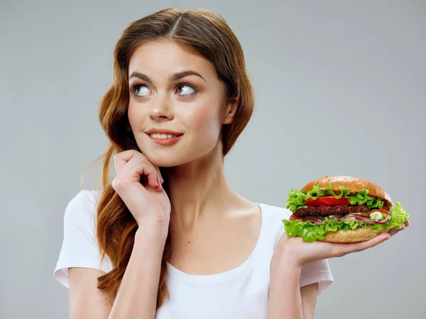 Vrouw in wit t-shirt hamburger fast food dieet voedsel delicatesse — Stockfoto