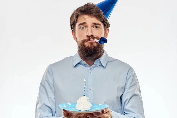 Feliz chico con pastel de cumpleaños fondo blanco Compacta fiesta corporativa barba recortada ver — Foto de Stock