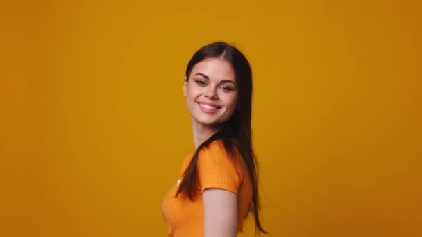 Woman turns to the camera and smiles cutely while straightening her hair — Stock Video