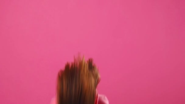 Kobieta na różowym tle pokazuje emocje, uśmiech i niespodziankę — Wideo stockowe