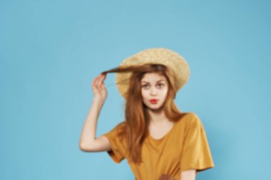 Güzel kadın şık moda kıyafetleri Stüdyo mavi arka plan