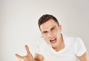 Elleri kızgın bir şekilde hareket eden bir adam. Arka planda hafif bir görüntü var. Boşluğu kopyala