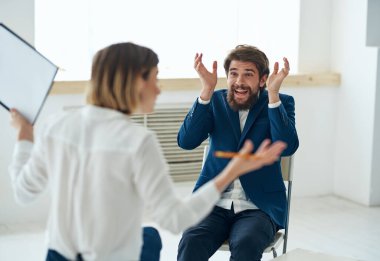 Kadın psikolog hasta profesyonel danışma iletişimi üzerinde çalışıyor.