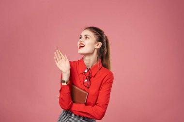 İş kadını zarif stil resmi takım elbise kırmızı gömlek pembe arka plan