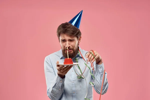 Hombre cumpleaños pastel de fiesta con la diversión gorra de vela — Foto de Stock
