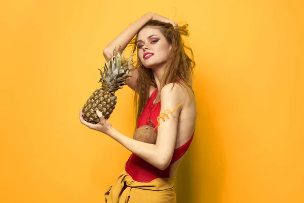 Όμορφη γυναίκα με ανανά στα χέρια της καλλυντικά εξωτικά φρούτα κίτρινο φόντο διασκέδαση — Φωτογραφία Αρχείου