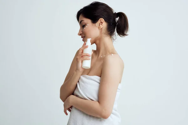 Nette Brünette Lotion Hautpflege Gesundheit Licht Hintergrund — Stockfoto