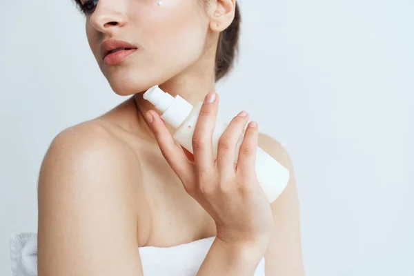Vacker kvinna i vit handduk nakna axlar lotion ren hud hygien — Stockfoto