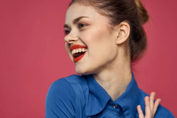 Mulher muito elegante estilo de vida camisa azul lábios vermelhos estúdio — Fotografia de Stock