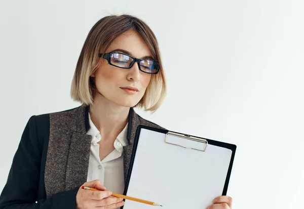 Жінка з документами, що керують фінансовою моделлю офісу — стокове фото
