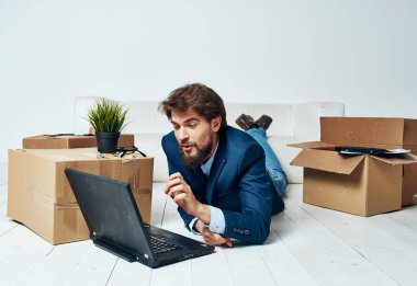 Bilgisayarlı kutuların önünde ofis hayatı tarzı şeylerle uğraşan bir iş adamı.