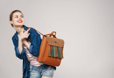 Neşeli moda kadın kıyafetleri sırt çantası kırmızı dudaklar eğlenceli gülümseme