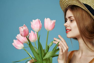 Güzel bir kadın zarif bir şapka yakın plan çiçek buketi.