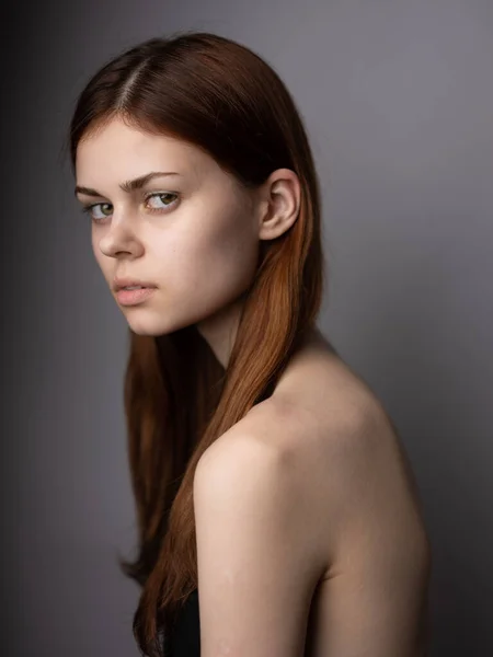 Mooie vrouw op grijze achtergrond bijgesneden bekijk model rood haar close-up portret — Stockfoto