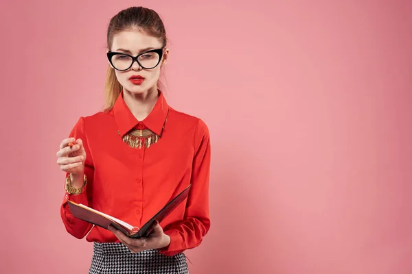 Femme d'affaires en chemise rouge documents bureau style élégant Finances — Photo