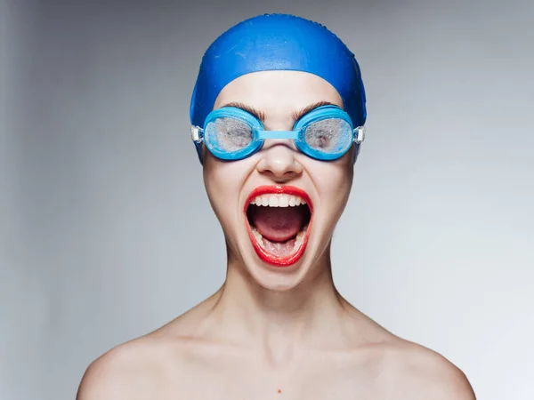 Femme à bouche ouverte et bonnet de bain lunettes lèvres rouges — Photo