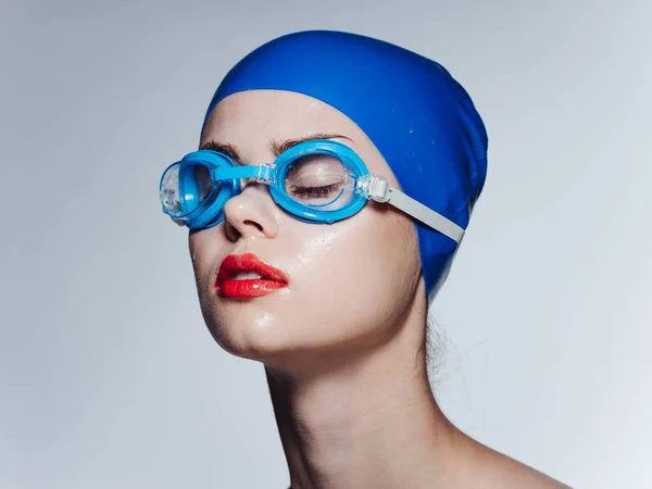 Donna in maschera da nuoto e cappuccio blu con occhi chiusi vista ritagliata — Foto Stock