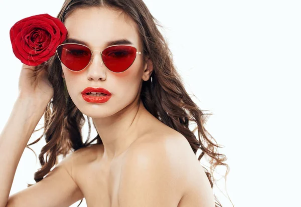 Urocza kobieta w czerwonej róży brunetka okulary przeciwsłoneczne — Zdjęcie stockowe