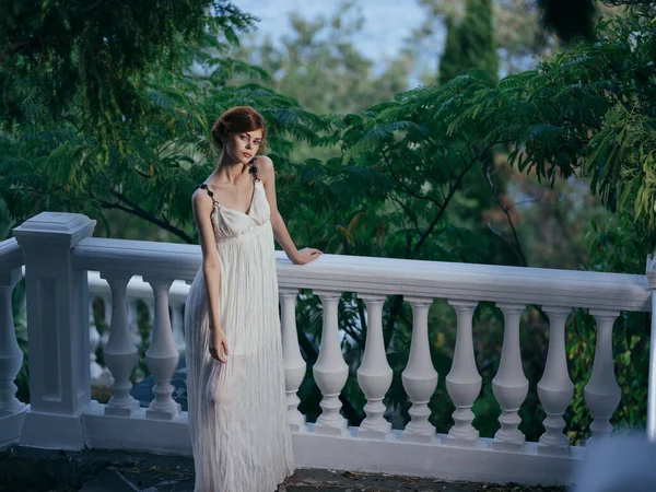 Красивая женщина греческая природа мифология принцесса роскошь — стоковое фото