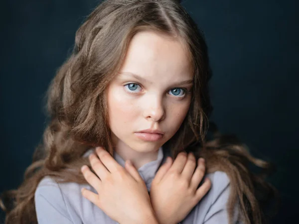 Piękne mało dziewczyna smutne twarz ciemne tło i szary strój portret — Zdjęcie stockowe