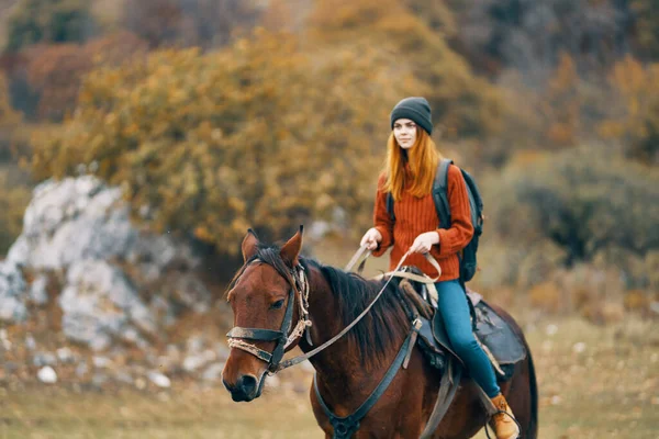 Femme randonneur équitation cheval voyage montagne promenade aventure — Photo