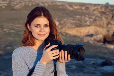 Kadın doğa yürüyüşçüsü fotoğrafçı seyahat hobisi profesyonel