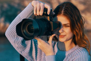 Dağlarda doğa fotoğrafçısı güzel bir kadın. Manzara modeli.