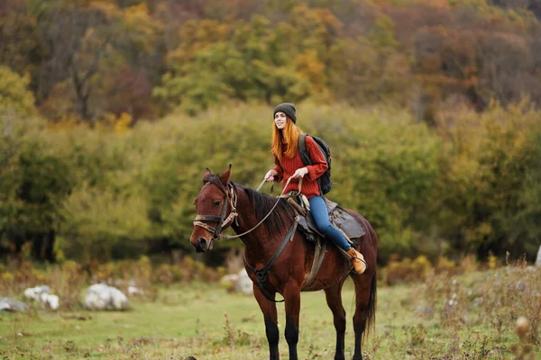 Γυναίκα ιππασία άλογο σε εξωτερικούς χώρους φρέσκο τοπίο αεροπορικών ταξιδιών — Φωτογραφία Αρχείου