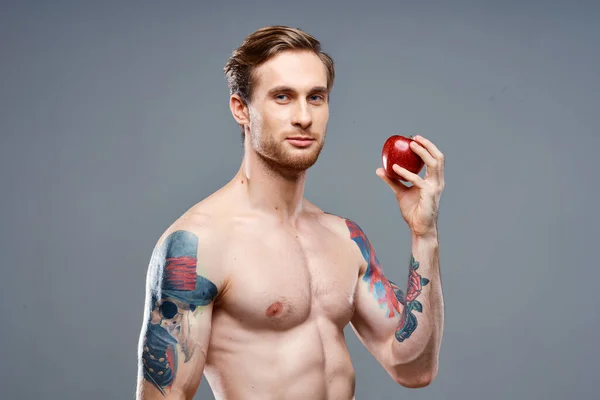 Hombre tatuado desnudo torso músculos musculosos deporte aptitud manzana salud — Foto de Stock