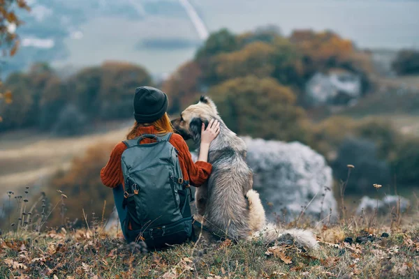 Donna escursionista cane all'aperto in montagna viaggio vacanza — Foto Stock