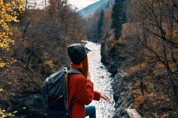 Kvinna vandrare flod landskap resa laptop äventyr — Stockfoto