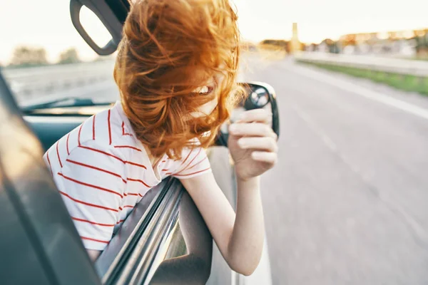 Mujer emocional sentada en el asiento delantero en un modelo de emociones salón de coches — Foto de Stock