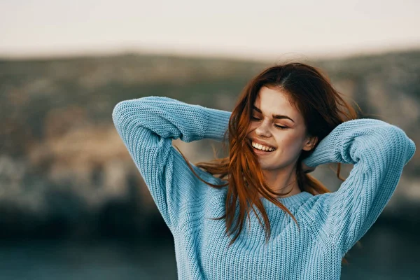 Vrolijke roodharige vrouw buiten genietend van de natuur van vrijheid — Stockfoto